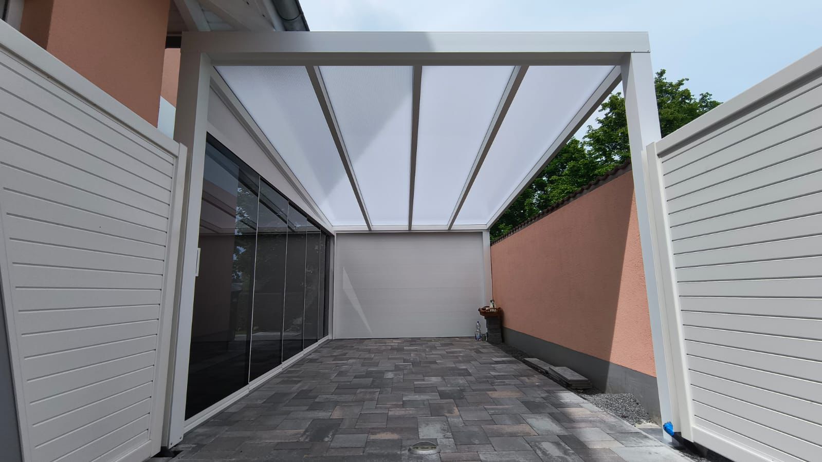 Terrassendach Polycarbonat Schiebetür Innenansicht weiß NRW