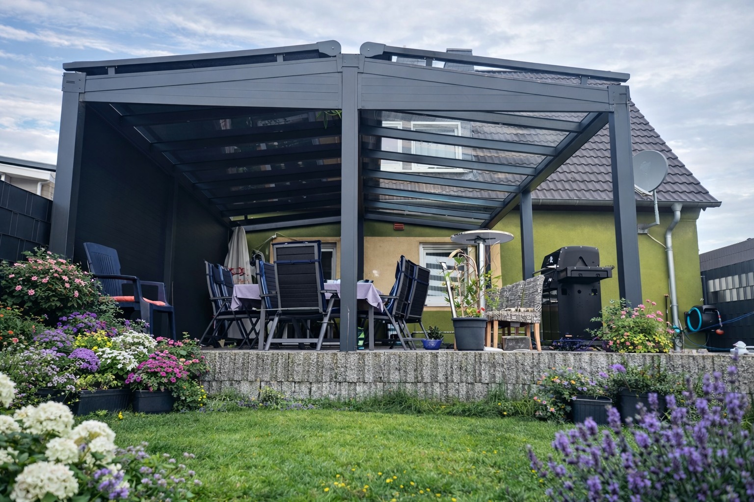 Satteldach Überdachung Aluminium Anthrazit Terrasse – Vensaro NRW